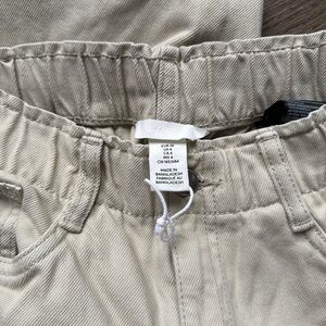 New Cream H&M straight jeans with ruched waist 
Size 4